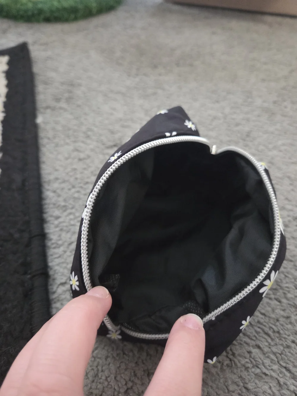 Small Daisy Pouch